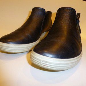 Ecco Soft Low Cut Zip Bootie